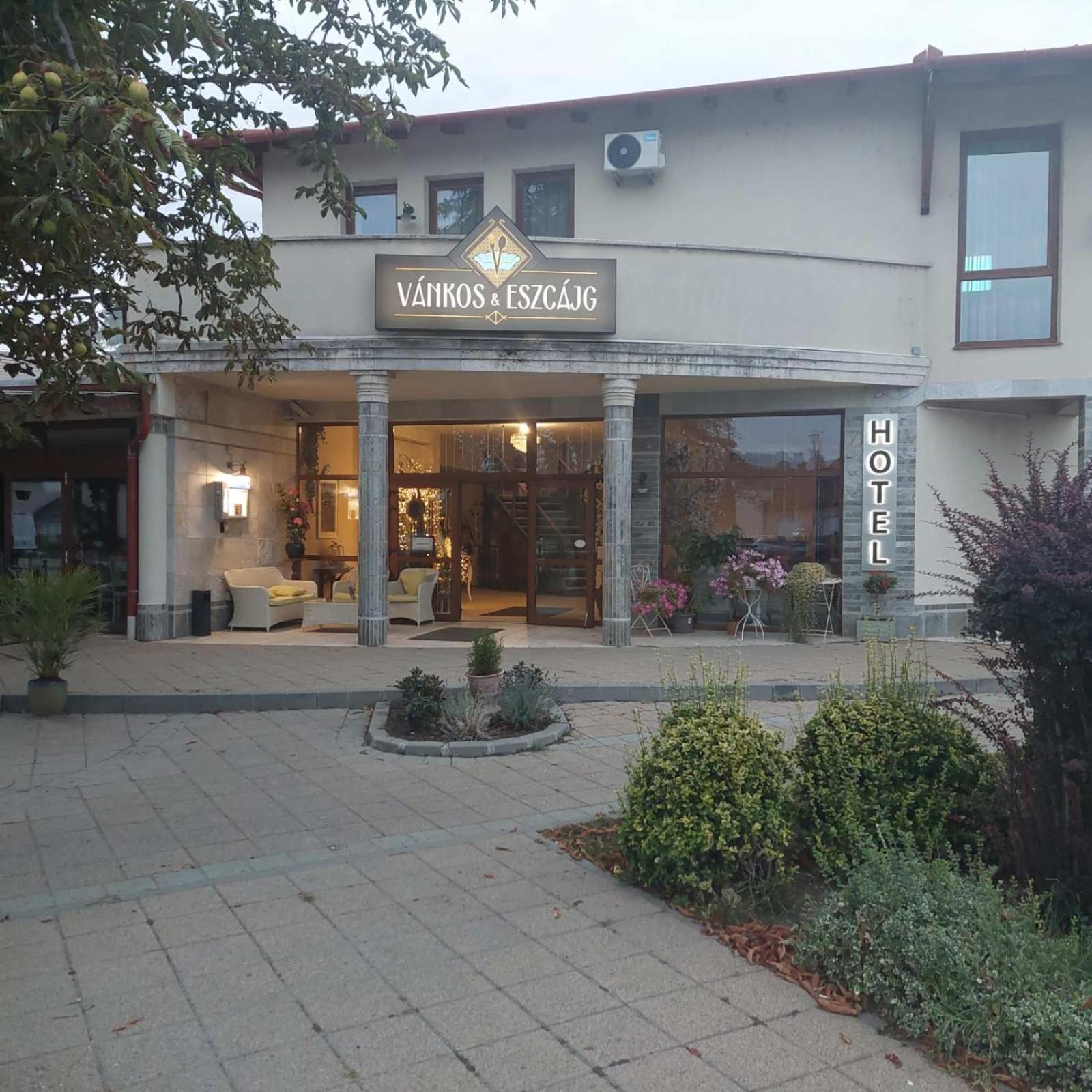 Hotel Vankos & Eszcajg à Újhartyán Extérieur photo